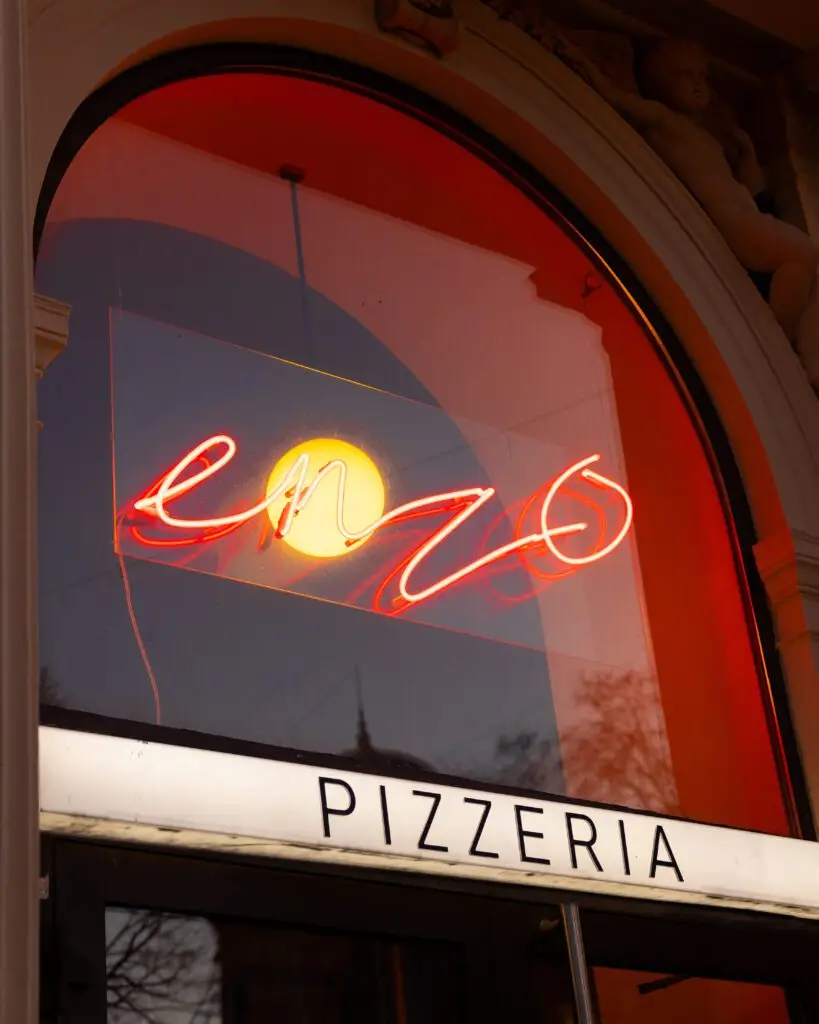 Außenansicht der Pizzeria Enzo in Wien, direkt am Schottentor
