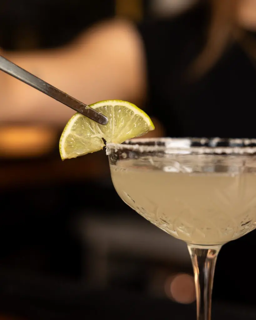 Drink mit frischer Zitrone