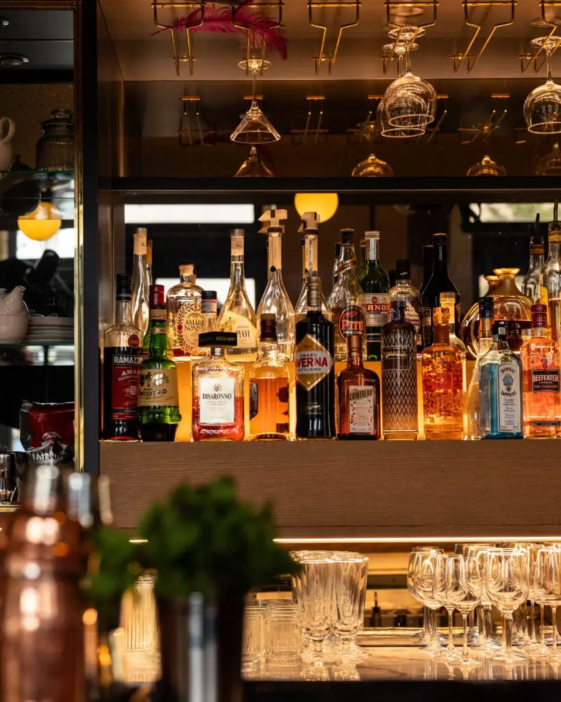 Enzo Bar mit verschiedenen Drinks und Spirituosen