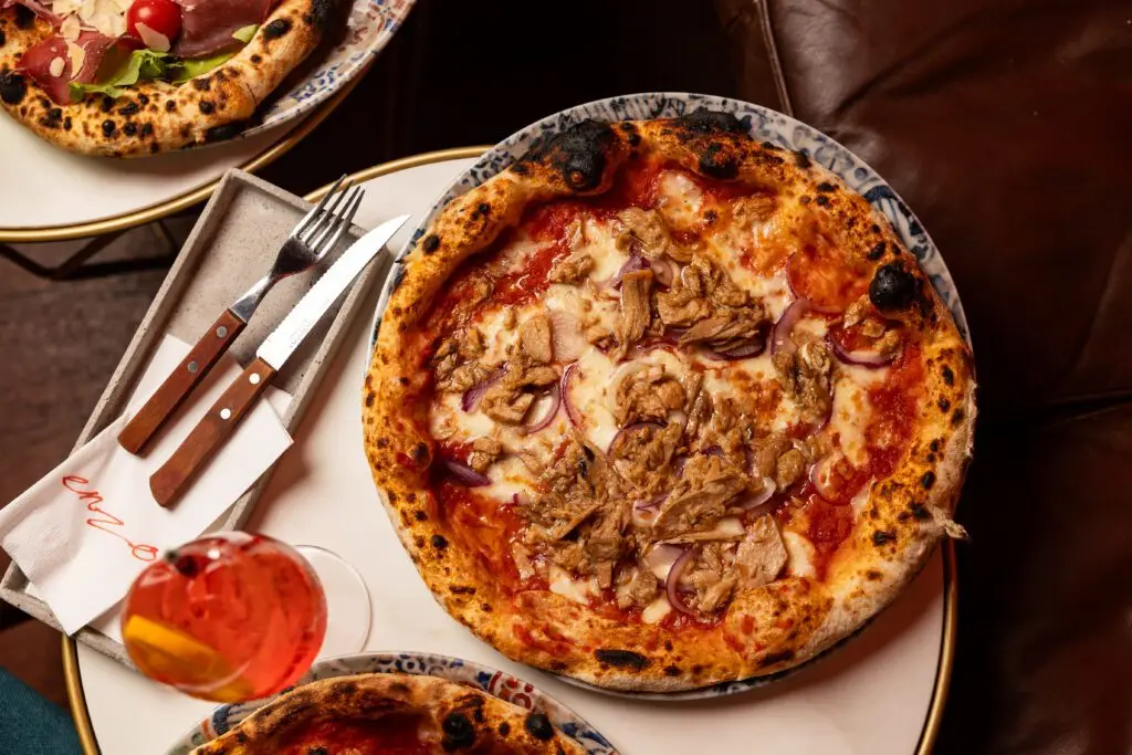 Pizza Tonno mit Thunfisch und Zwiebeln