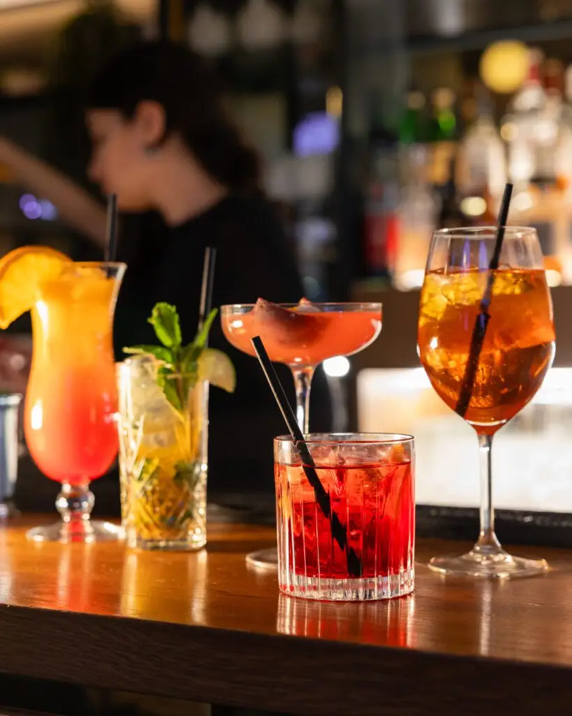 Bunte Drinks an der Enzo Bar in Wien