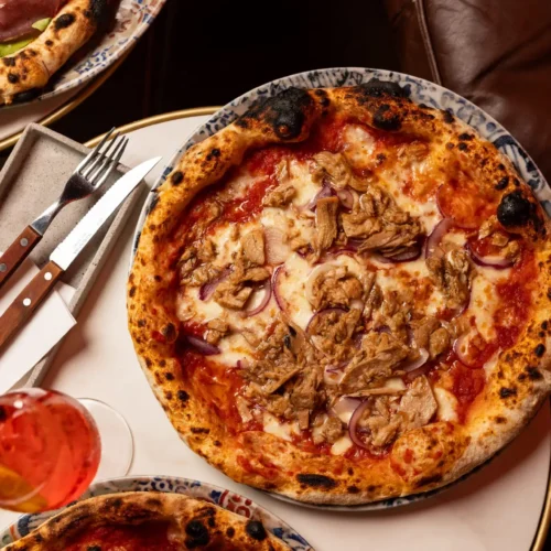 Pizza Tonno mit Thunfisch und Zwiebeln